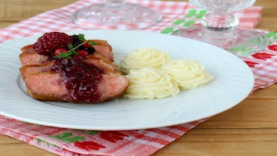 Receita de Magret de pato com purê de batata doce e molho de framboesa