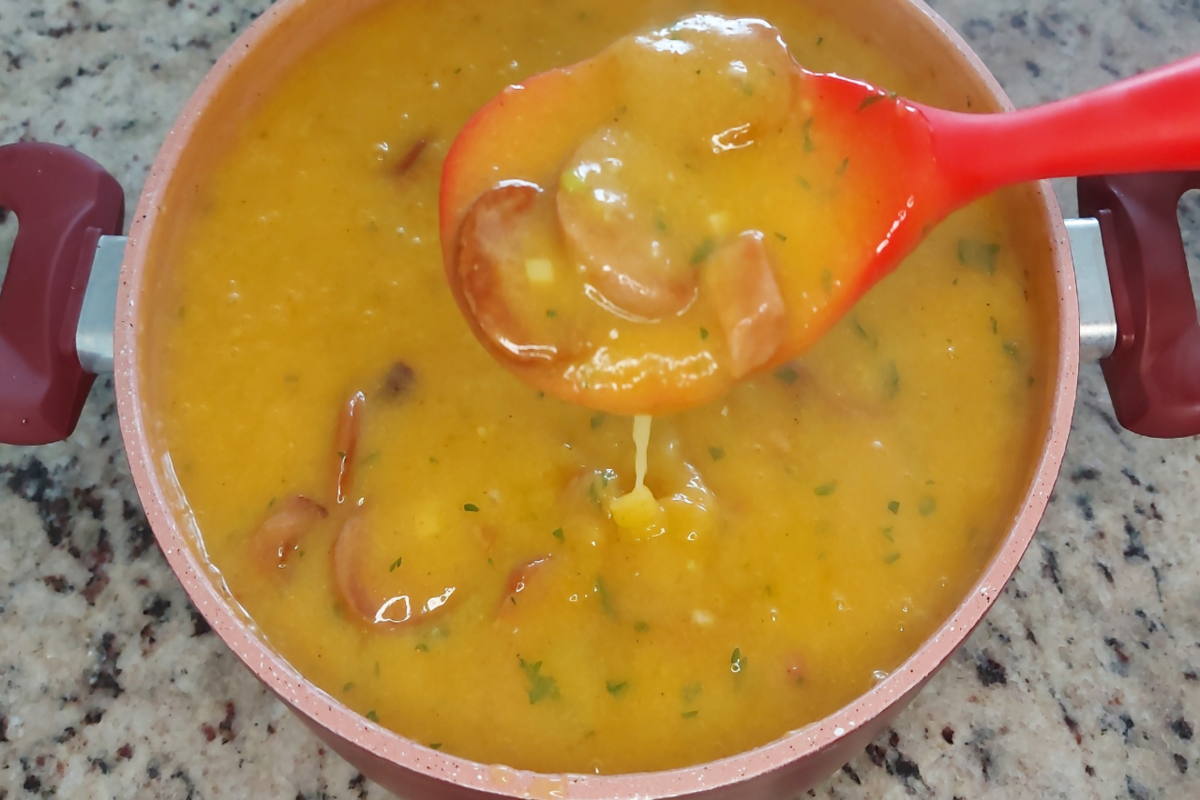 Receita de Caldo de Mandioca com linguiça cremoso