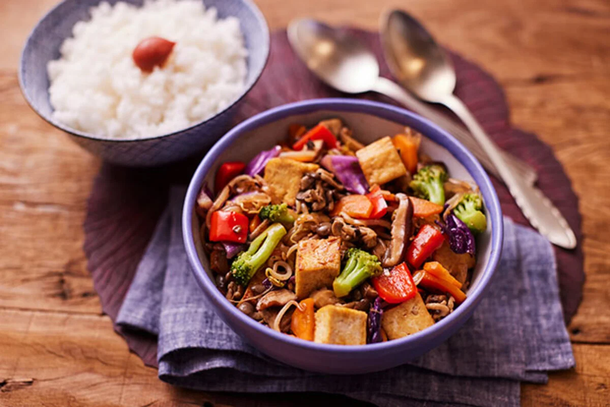 Receita de Tofu grelhado com molho de amendoim e legumes salteados.