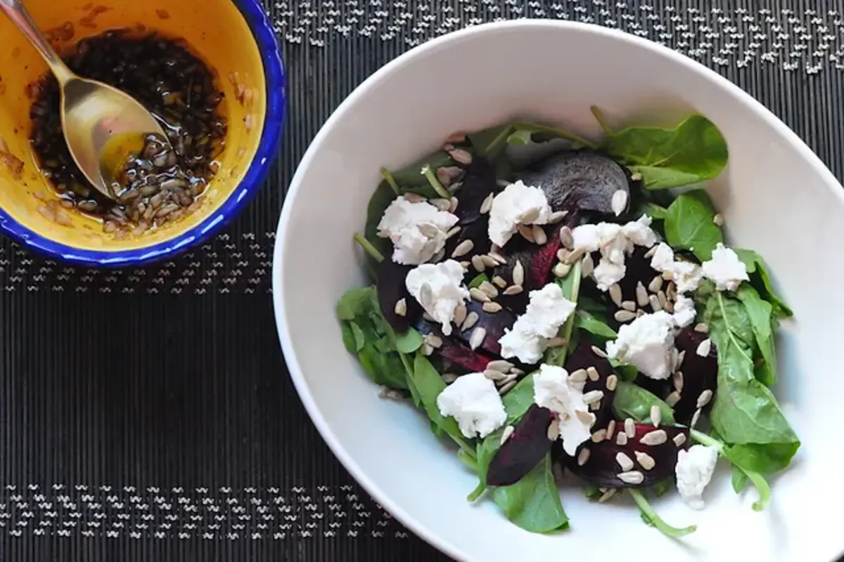 Receita de Salada de rúcula, beterraba assada e queijo de cabra com vinagrete de balsâmico.