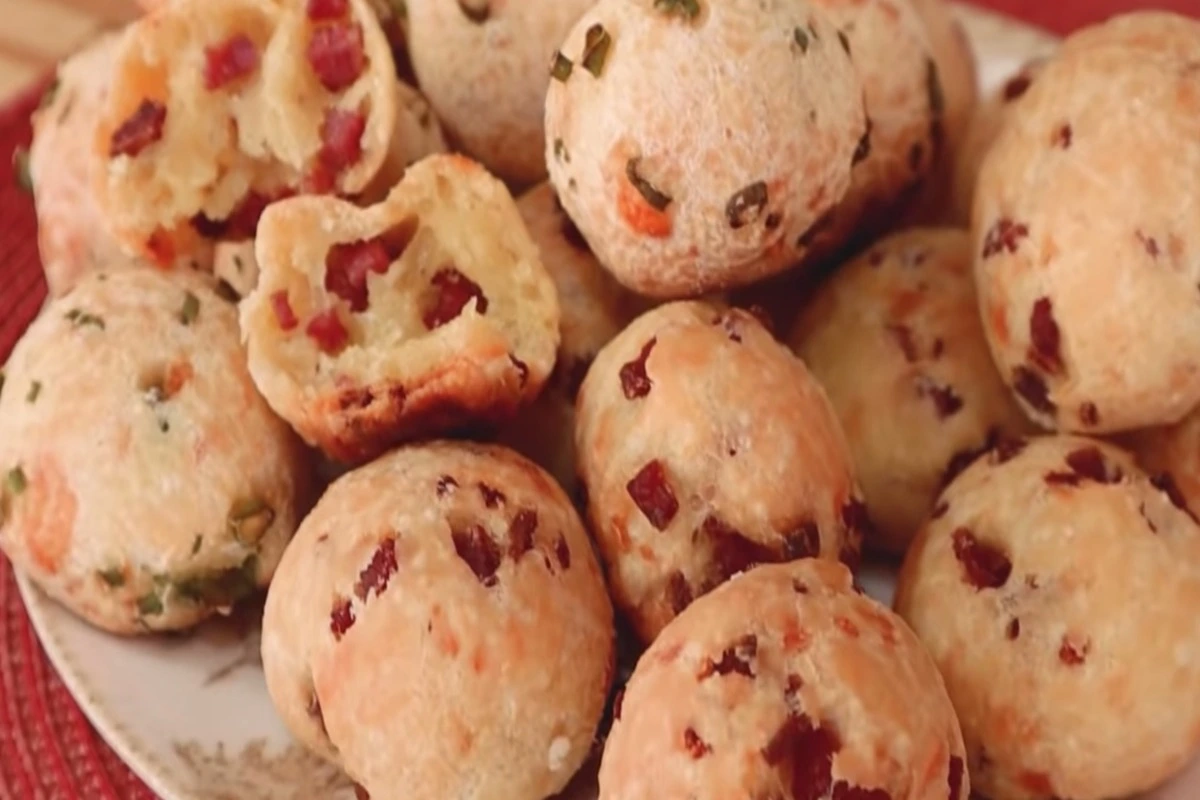 Receita de Pão de queijo recheado de calabresa