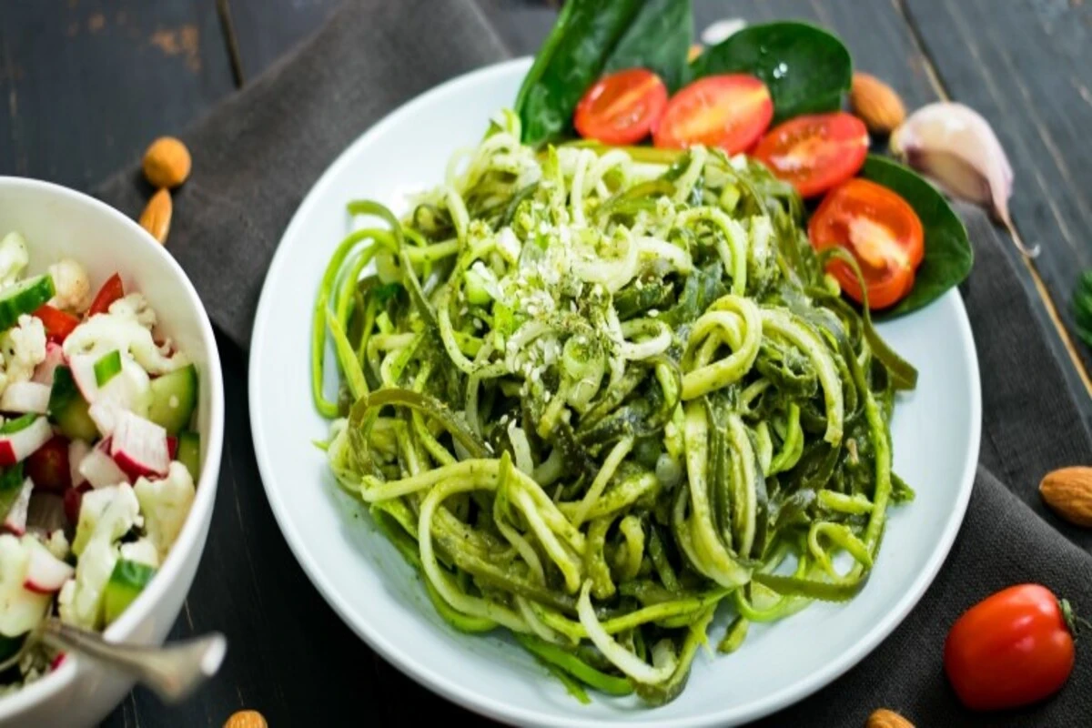 Receita de Espaguete de abobrinha com molho pesto de espinafre.