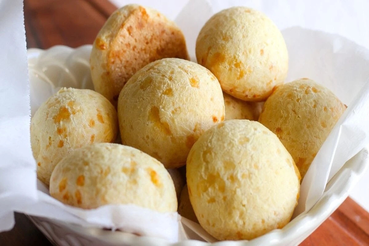 Receita de Pão de queijo caseiro quentinho da padaria