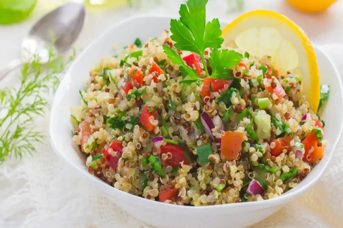 Receita de Salada de quinoa com legumes grelhados e molho de tahine.